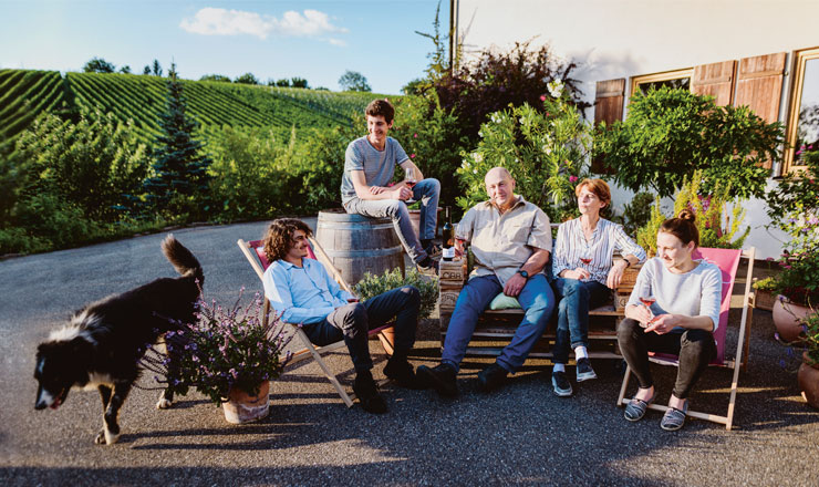 Familie Hieber beisammen gemeinsam vor dem Weingut